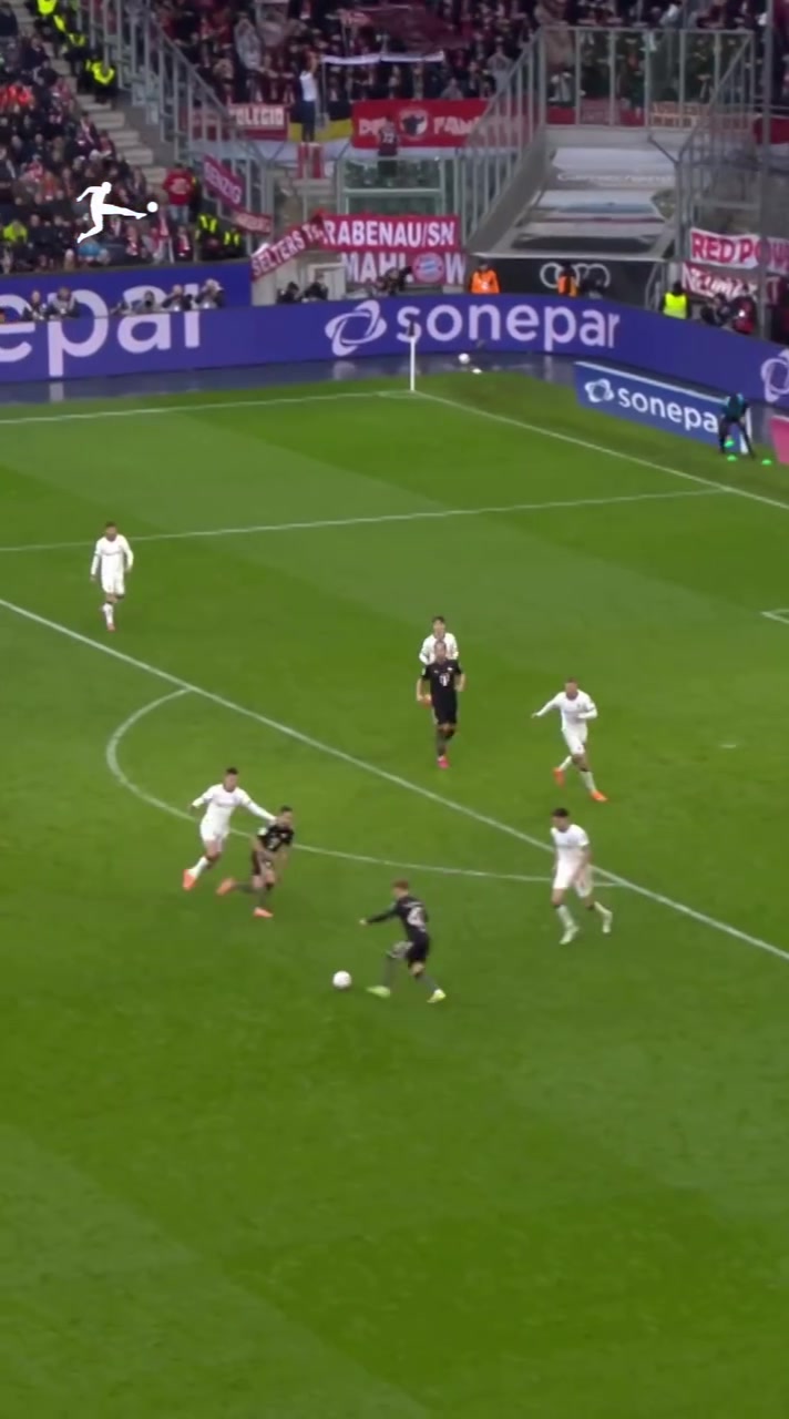 2026世界杯客户端安装-榜样！德甲官方发视频：拜仁新星卡尔护腿板上为梅西晒球衣画面