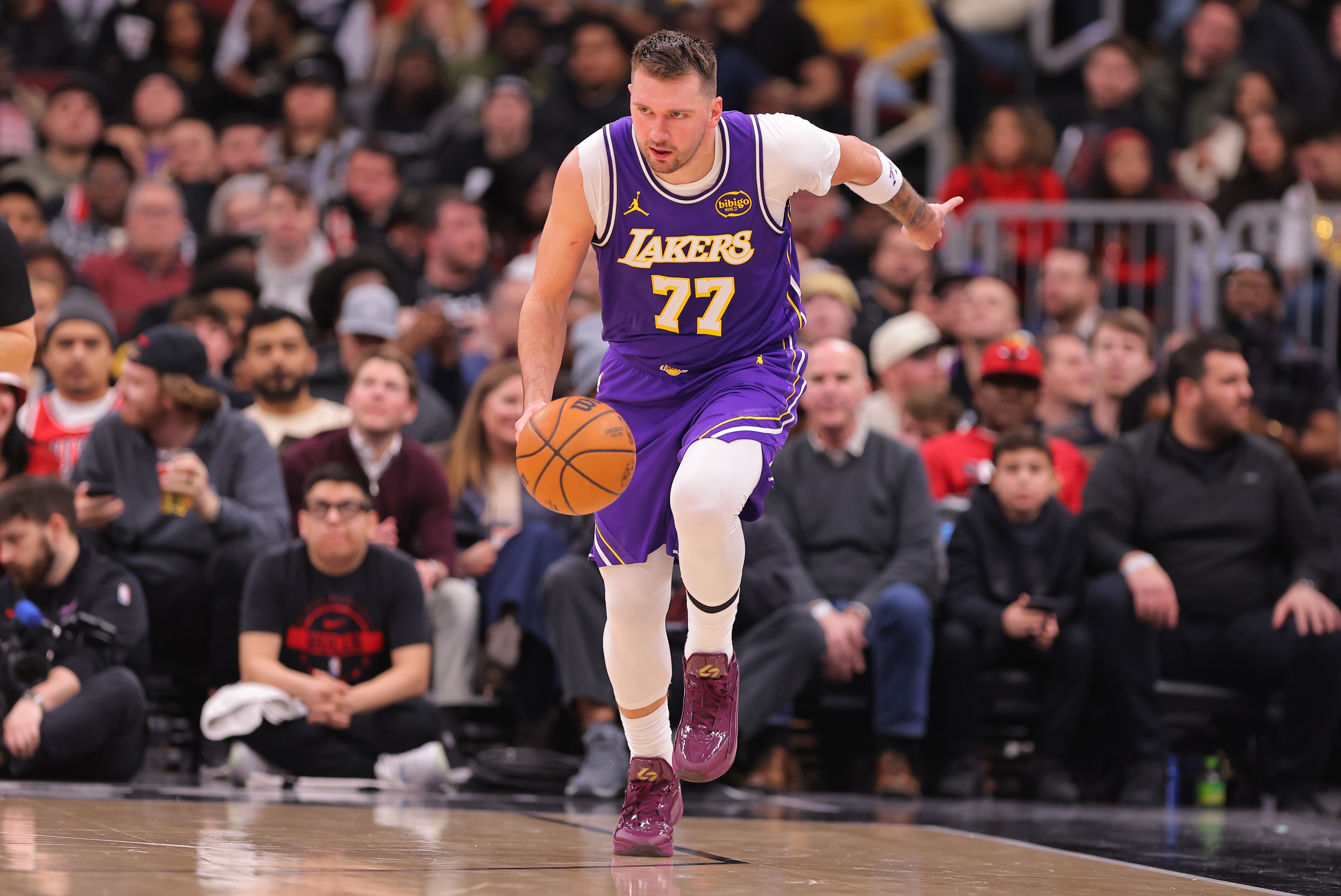 2026世界杯官方直播app下载-别有大碍！东契奇次节左腿筋不适回更衣室 半场10中3&amp;5失误